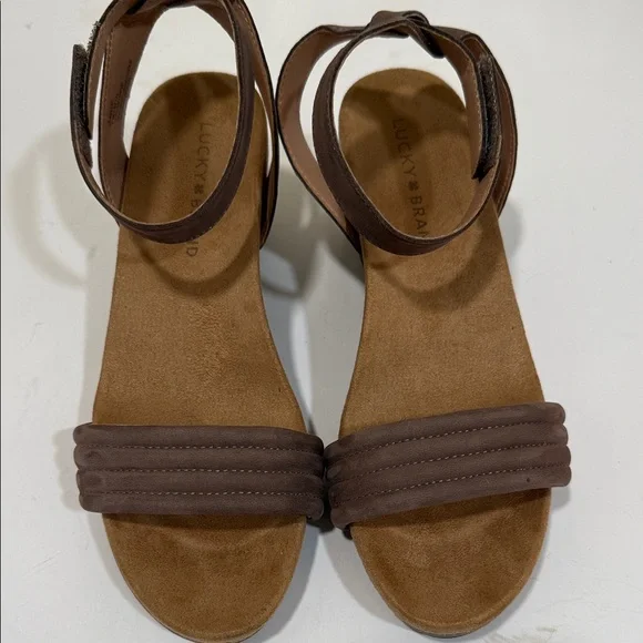 Like NEW - Lucky Brand Taupe Leather 2-3/4” Wedge Heel Sandals (sz 7) - Picture 6 of 7